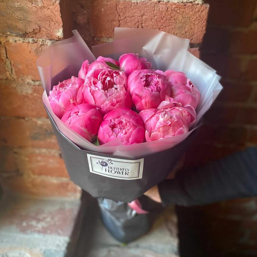 Букет из 9 ярко-розовых пионов в дизайнерской упаковке