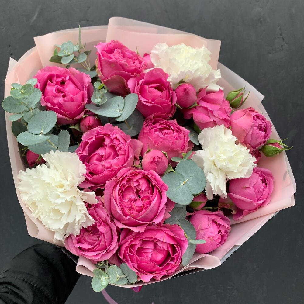 Букет из пионовидных роз,гвоздик и эвкалипта Кэнди