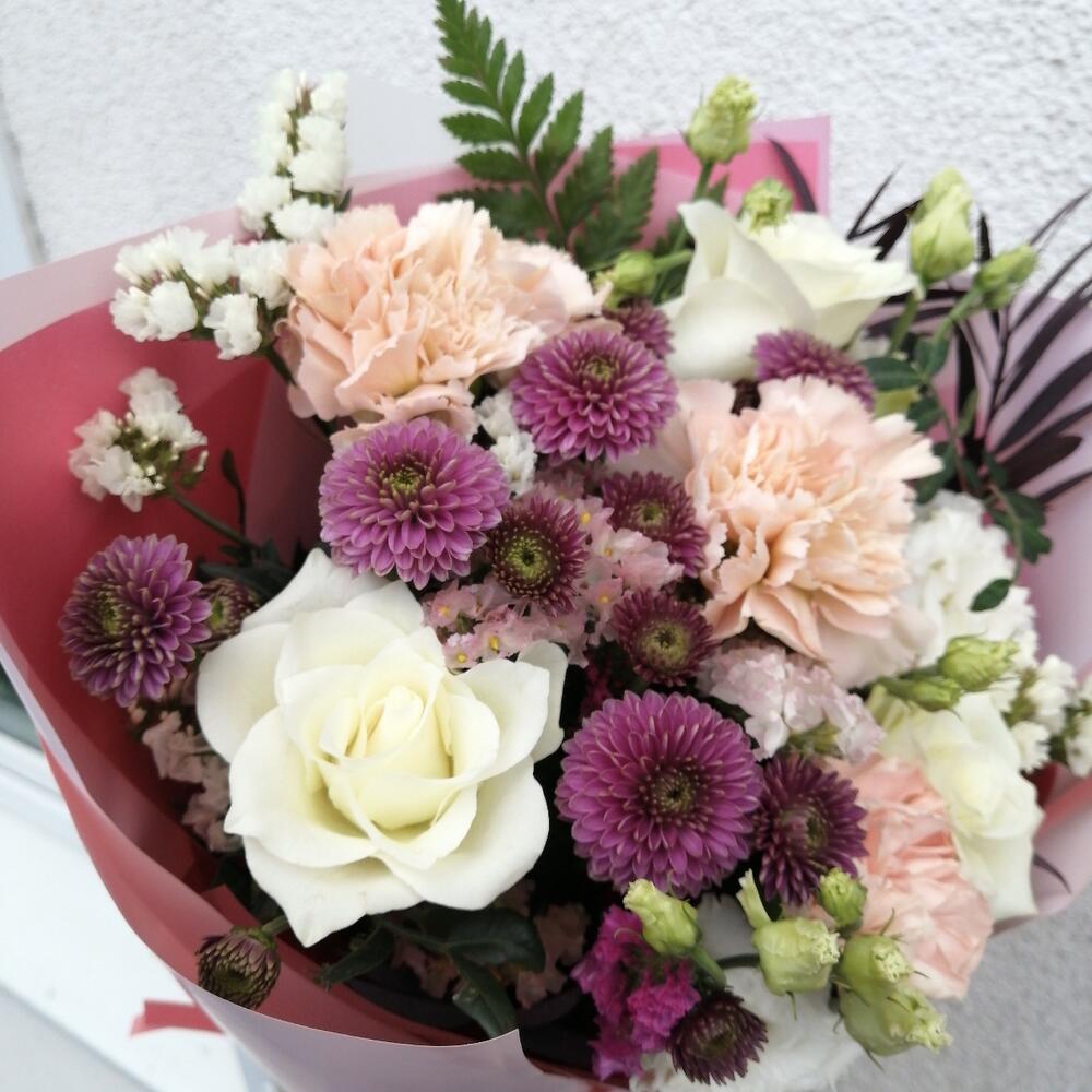 Букет из хризантем, роз, лизиантуса