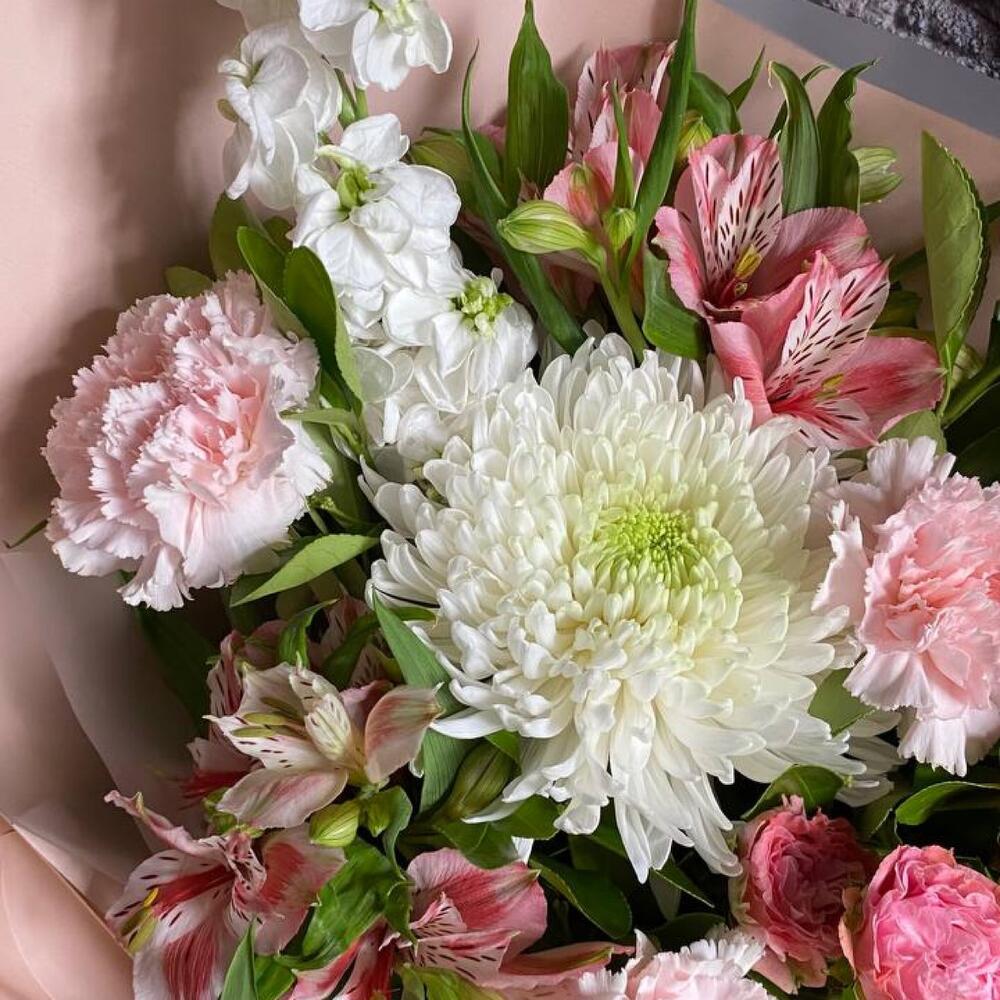 Букет из кустовой пионовидной розы, альстромерии, диантуса, хризантемы, эустомы, маттиолы и зелени в стильной упаковке